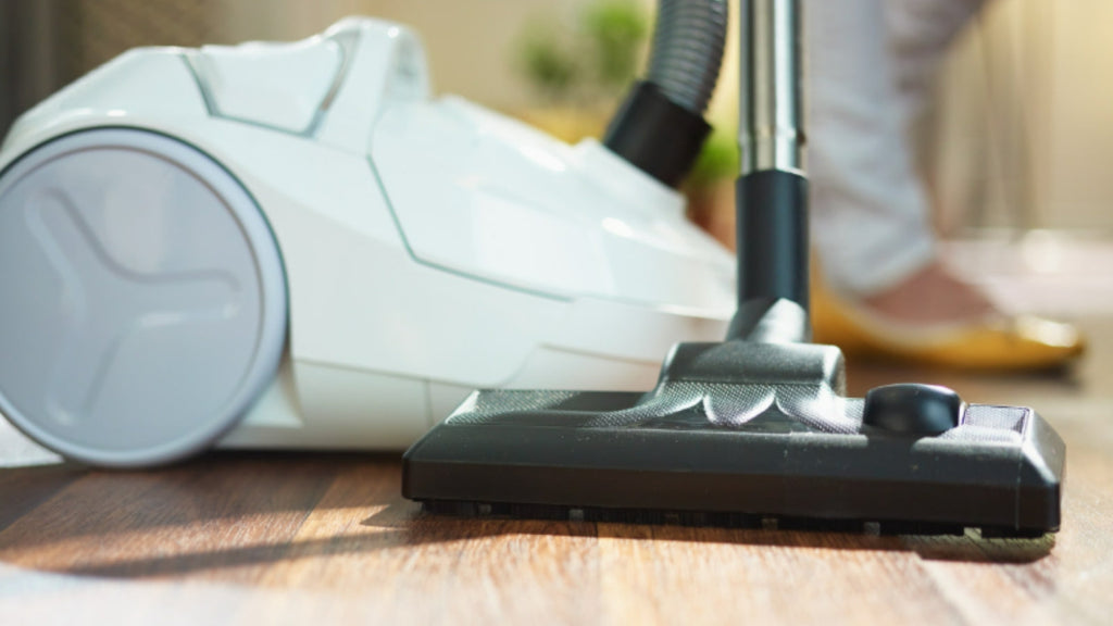 Comparatif : aspirateur balai laveur vs aspirateur traîneau, lequel choisir?